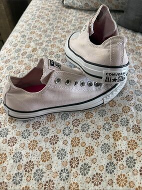Converse Kids Slip-On Low Top Sneakers in Pale Pink